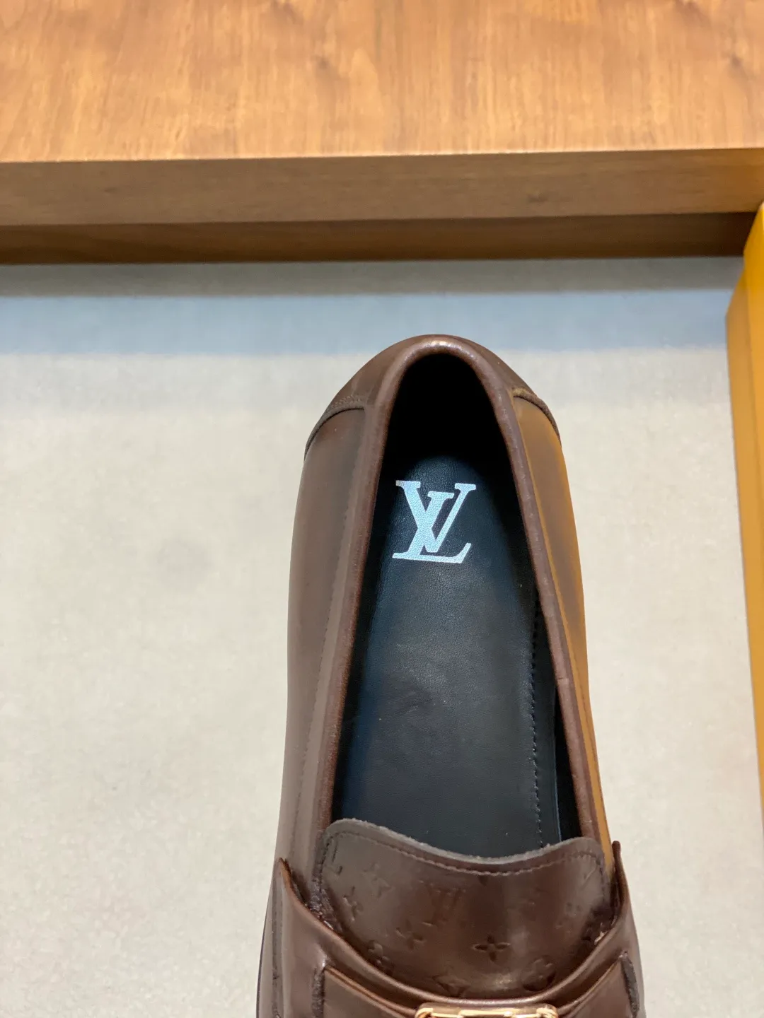 💰920 LV GLOVE slip-on loafers, top quality products produced in Guangzhou, ready for sale! These LV Glove loafers are made of selected soft crystal sheep leather. The leather surface has a slightly wrinkled texture and a very high-end texture. Each pair is unique. The leather surface is light and soft, with a delicate texture and good luster. It is a classic loafer style, with exquisite handmade mark stitching on the toe, and a square toe configuration to highlight the classic style. The horizontal band has hot-printed LV three-dimensional letters, semi-solid handcrafts and a genuine leather outsole, and a rubber patch on the heel to create wear-resistant performance and comfort. One of the must-have loafers for men! Comes with full original packaging! Code number: 39-40-41-42-43-44 (45 customized) standard leather shoe code